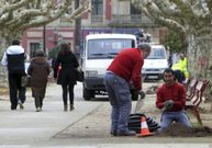 Los operarios comenzaron ayer con los trabajos en el jard�n. 