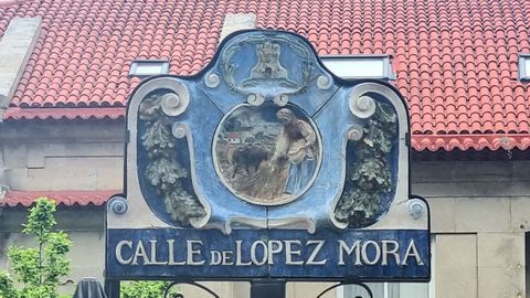 La placa art�stica de la calle de L�pez Mora tambi�n muestra un escudo antiguo.