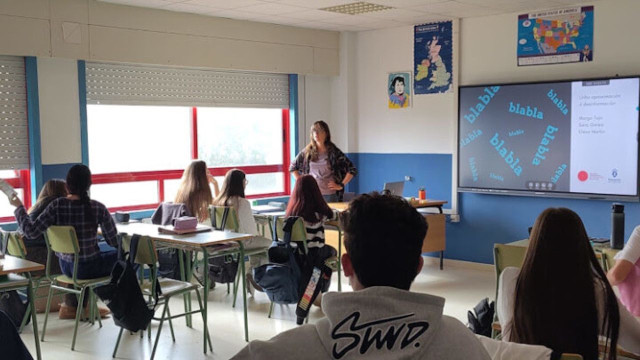 El Colexio de Xornalistas enseña a los escolares de Mazaricos a cazar bulos en la red