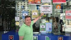 Santiago Fern�ndez posa junto al cartel que anuncia el premio vendido en la administraci�n lalinense.