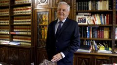 Antonio L�pez-Acu�a se colegi� en Lugo en el a�o 1971 y sigue ejerciendo