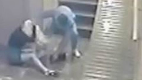 Im�genes de la brutal agresi�n de un hombre a su pareja en Alicante