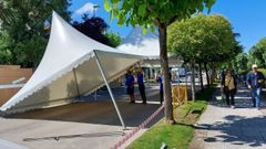 Instalaci�n del recinto del cuarto Festival do Vi�o en el paseo del Malec�n de Monforte