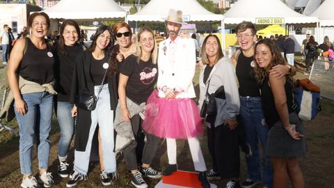 Un grupo de amigas que celebraba una despedida de soltera se llevó aun Leiva de cartón piedra al Caudal Fest