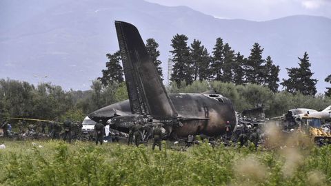Un avi�n con 200 militares a bordo se estrella en Argelia