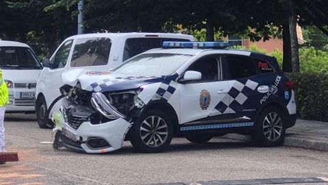 Imagen del estado en el que qued� uno de los coches patrullas en Vigo