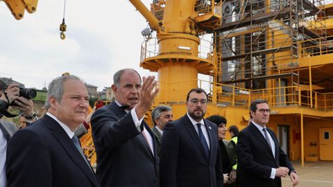 El presidente del Principado de Asturias, Adrián Barbón (2d), y el ministro de Industria, Jordi Hereu (i), participan en la visita guiada a las instalaciones de Astilleros Gondán y en el recorrido en catamarán por la ría del Eo que se celebran con motivo del centenario de la empresa
