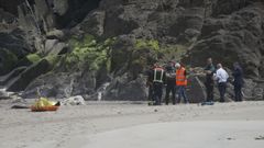 Efectivos actuantes en la recuperaci�n del cuerpo de un hombre en la playa de Combouzas