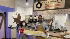 Ultramarinos Orixe, en Casas Reais, entreg� a su clienta Dolores L�pez Su�rez la bufanda del Compos que gan�. 