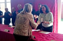 Olga Basterrechea, presidenta de Asfedro, recogiendo la medalla de manos de Bel�n do Campo. 