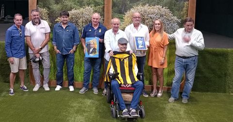 Foto de familia en el homenaje a Manolo Lafuente