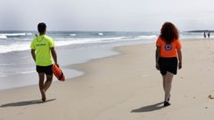Imagen de archivo de los socorristas en la playa de Coto, en Barreiros.