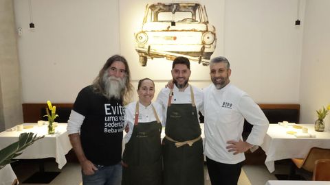 Jos� Crusat, de Adega Entre os R�os de Barbanza, y Eva Guzm�n y Fernando Rodr�guez, de O Secadeiro de Outes, con Juan Crujeiras, due�o del restaurante Bido