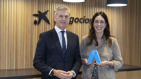 Ana Carpintero, responsable de SomosOcano, y Juan Pedro Badiola, director territorial de CaixaBank
