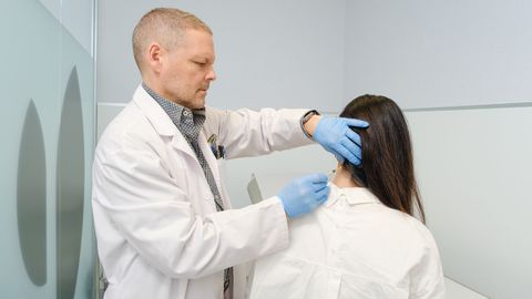 El neurólogo Enrique Corredera aplica toxina botulínica a una paciente con migraña crónica, un tratamiento que se realiza en el Hospital Quironsalud Miguel Domínguez de Pontevedra