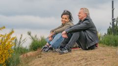 Talitha Wing y Robert Carlyle, en la serie �Full Monty�, de Disney+