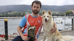 Jonathan, retratado en Pontedeume con su trofeo y su perrita Dana