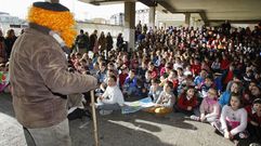 O Apalpador con alumnos del colegio Fogar.