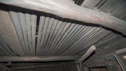 Un detalle de una caniceira, hecha de tablas separadas que se denominan ripias. Sobre este piso se pon�an a secar las casta�as