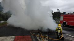 Intervenci�n de los bomberos en la A-8 el pasado s�bado