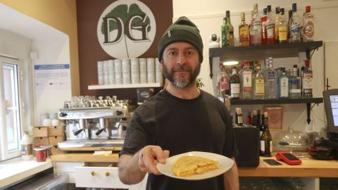 Sim�n �lvarez, propietario de Tortiller�a Don Gil, muestra una tapa del plato estrella de su local.