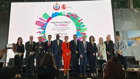 La ministra de Sanidad, M�nica Garc�a, en el centro vestida de rojo, posa en Ginebra en la 78.� Asamblea Mundial de la Salud