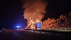 Arde un camin en la A-52