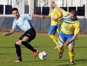 Manoli�o (de azul) fue de los pocos jugadores del Ribeira que cre� algo de peligro al Estudiantil.