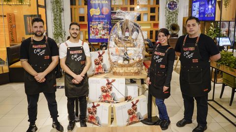 Parte del equipo de la cafetera ourensana, junto a una de las cestas