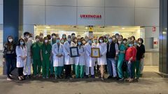 Parte del equipo de Urxencias del Chuac, con el sello europeo EFQM 200 en reconocimiento a la gesti�n excelente, innovadora y sostenible.