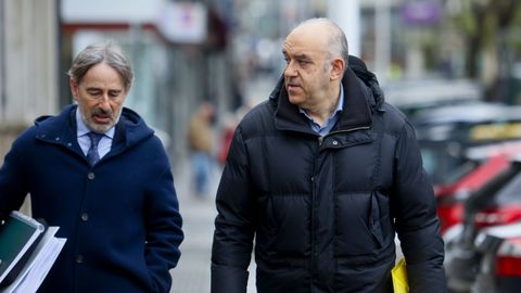 El lotero de San Agust�n, Manuel Reija, llega a la Audiencia Provincial en compa��a de su abogado para la segunda sesi�n del juicio de la loter�a millonaria perdida en A Coru�a