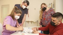 A la izquierda, los fisioterapeutas Pilar Garc�a y Carlos Manero. A la derecha, los padres de Izan, Nacho y Antonella