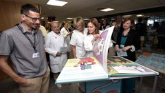 Presentaci�n del cuento interactivo �Carapuchi�a Vermella, unha aventura do coraz�n� en el vest�bulo principal del Hospital Montecelo