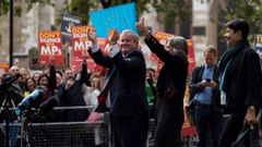 J�bilo entre los proeuropeos. Al grito de �Abrid el Parlamento� y �Johnson fuera�, cientos de personas celebraron la decisi�n del Supremo, que se desbord� con la salida del tribunal de dirigentes del Partido Nacionalista Escoc�s, del gal�s Plaid Cymru y los Verdes