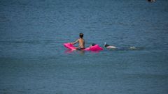 Gente ba��ndose ayer en la playa de Silgar, en Sanxenxo