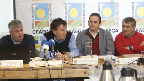 Juan Prez, de Xeito Rural; Jos Luis Cortias, consultor; Jos Luis Cabarcos, director de Agacal, y Francisco Lpez, presidente del Craega, de izquierda a derecha en la presentacin.