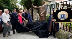 Antes del Xantar, se descubri� una escultura en la que un Fraga de bronce brinda con albari�o.