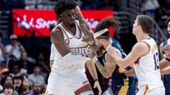 Mark Williams y Jose Alvarado peg�ndose en medio del partido entre los Pelicans y los Suns