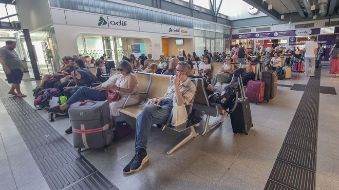 Viajeros, el 11 de agosto, en el vestibulo principal de la estaci�n de tren de Santiago