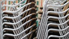 Las sillas de la terraza de un bar, apiladas