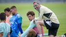 Jon Prez Bolo, con Sangalli en segundo plano, en su primer entrenamiento con el Oviedo