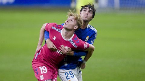 Jaime V�zquez, con Cantero, durante el Oviedo-Tenerife