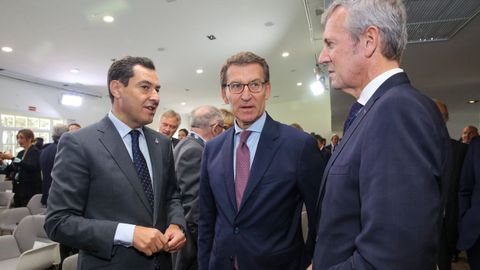 Juanma Moreno Bonilla, Alberto N��ez Feijoo y Alfonso Rueda durante el Foro La Toja.
