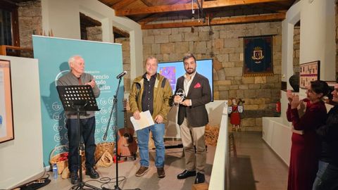 O alcalde do Bolo, Alberto Vzquez, entregou o premio a Aleixandre