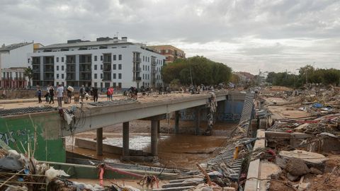 Vecinos de Paiporta (Valencia), una de las localidades ms afectadas por las inundaciones causadas por la dana, recorren a pie varios kilmetros para comprar agua y alimentos en las localidades cercanas