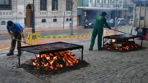 El �amag�estu� de la Sociedad Protectora de la Balesquida reparti� 700 kilos de casta�as y sidra dulce en Porlier