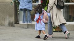 Una madre paseando junto a su hija en Lugo.