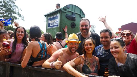 D�a de festa cun contedor de lixo ao fondo. 