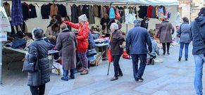 El mercadillo de la asociaci�n Renacer se desarroll� en la Alameda del Concello.