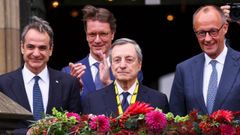 Mario Draghi, en el centro, tras recibir el pasado mes de mayo el premio Carlomagno.